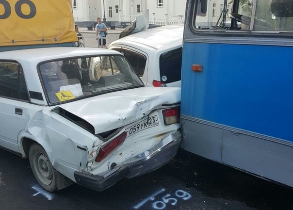 Водителя троллейбуса из-за аварии с участием 11 автомобилей отстранили от работы